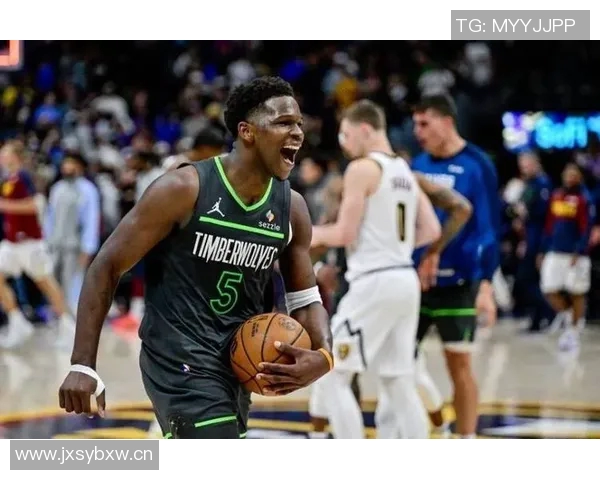 爱德华兹精准传球助攻戈贝尔轻松扣篮破包夹防守