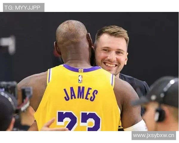 海斯称赞东契奇传球能力与老詹联手将形成强大牵制力 海斯称赞东契奇传球能力与老詹联手将形成强大牵制力