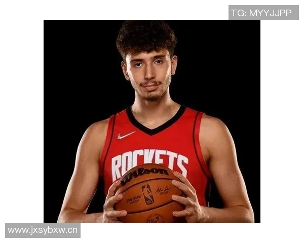 火箭队训练气氛愉快亚当斯谢泼德申京笑容满面展现团队精神