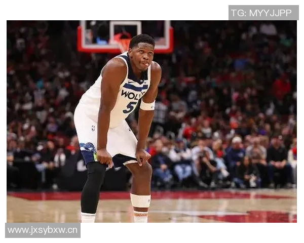 爱德华兹29分钟内高效发挥18投8中贡献26分5篮板3助攻2盖帽表现精彩但犯规频繁影响比赛乐趣