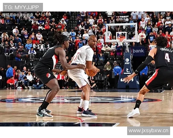 快船首发表现不佳替补发力保罗引领正负值逆转显实力