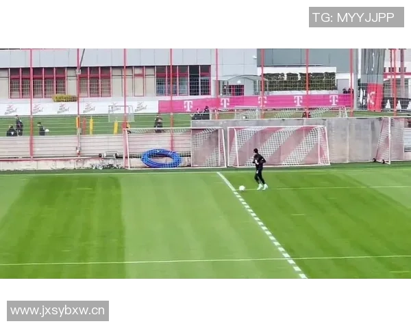 穆西亚拉提前结束假期重返拜仁训练基地全力备战新赛季