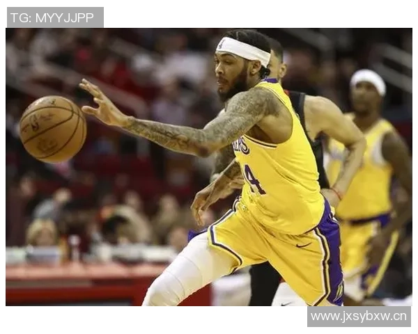 湖人队启程前往凤凰城客场比赛登机照曝光全队士气高涨