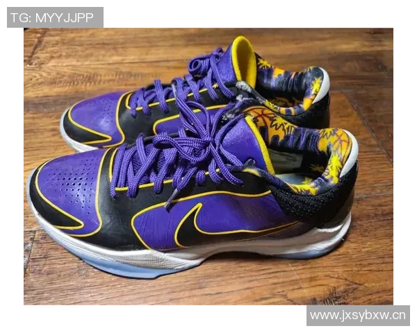 致敬篮球传奇库里今日穿搭Nike科比6代ProtroSail配色球鞋展现风采